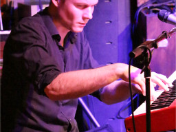 Yasi Hofer - Spectacel