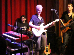 Yasi Hofer - Spectacel