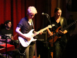 Yasi Hofer - Spectacel